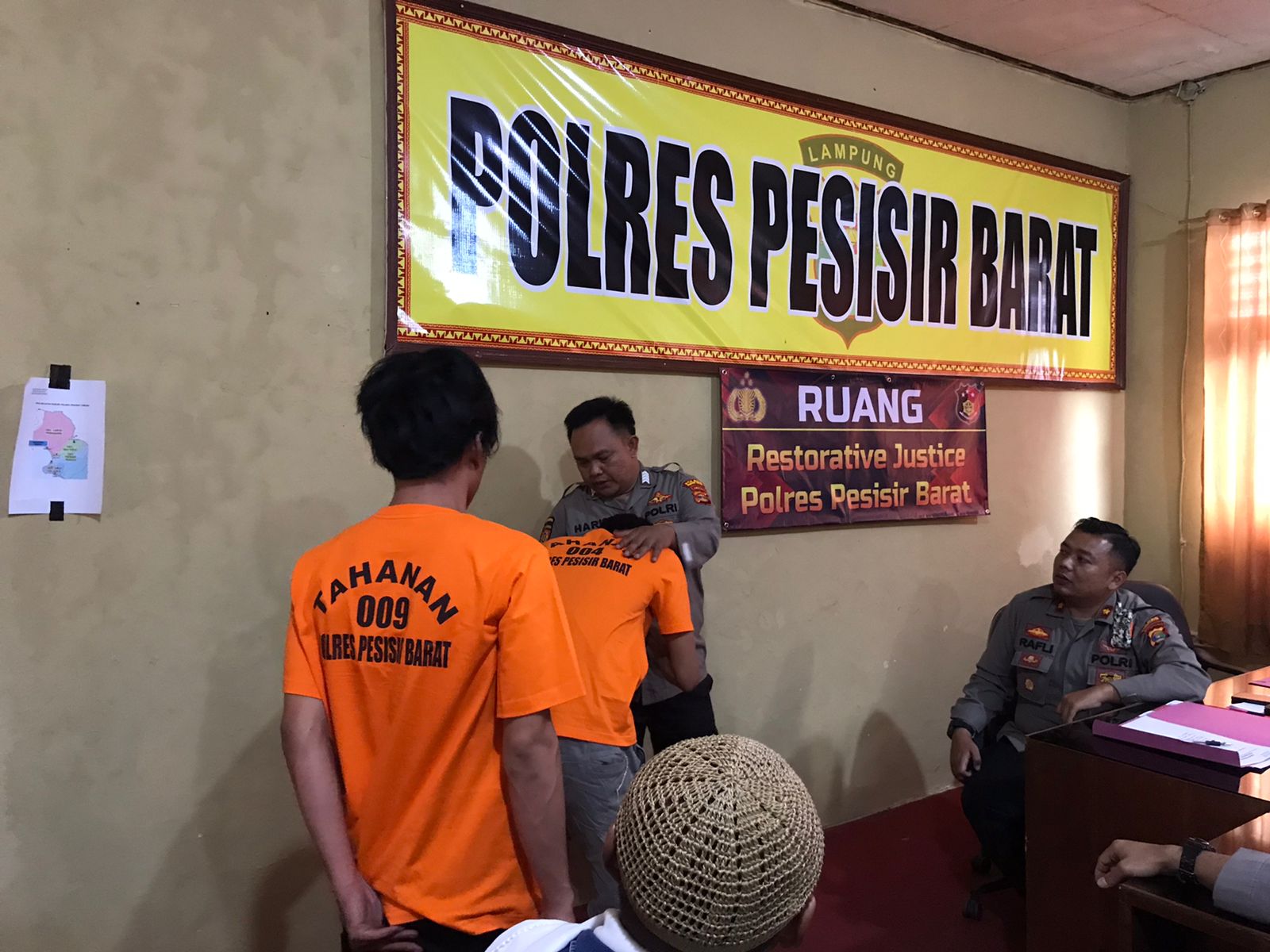 Akhirnya anggota Bhabinkamtibmas yang di keroyok memaafkan, Tangis harupun memenuhi ruangan RJ