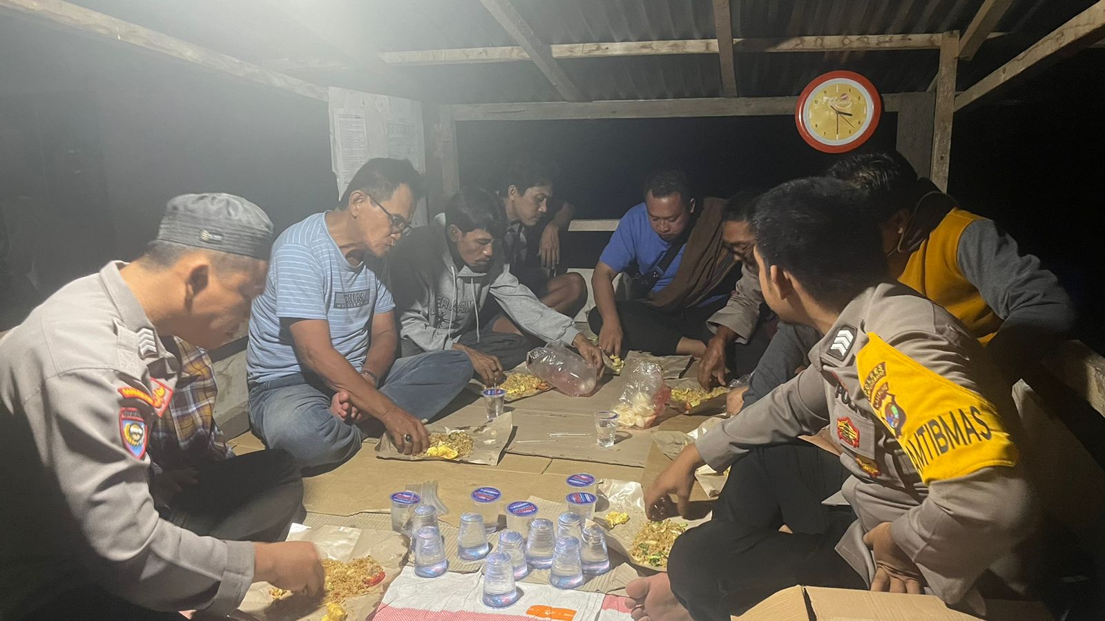 Untuk Menekan Kejahatan Polres Pesisir Barat Buat Program Saur Siskamling Bersama Bhabinkamtibmas