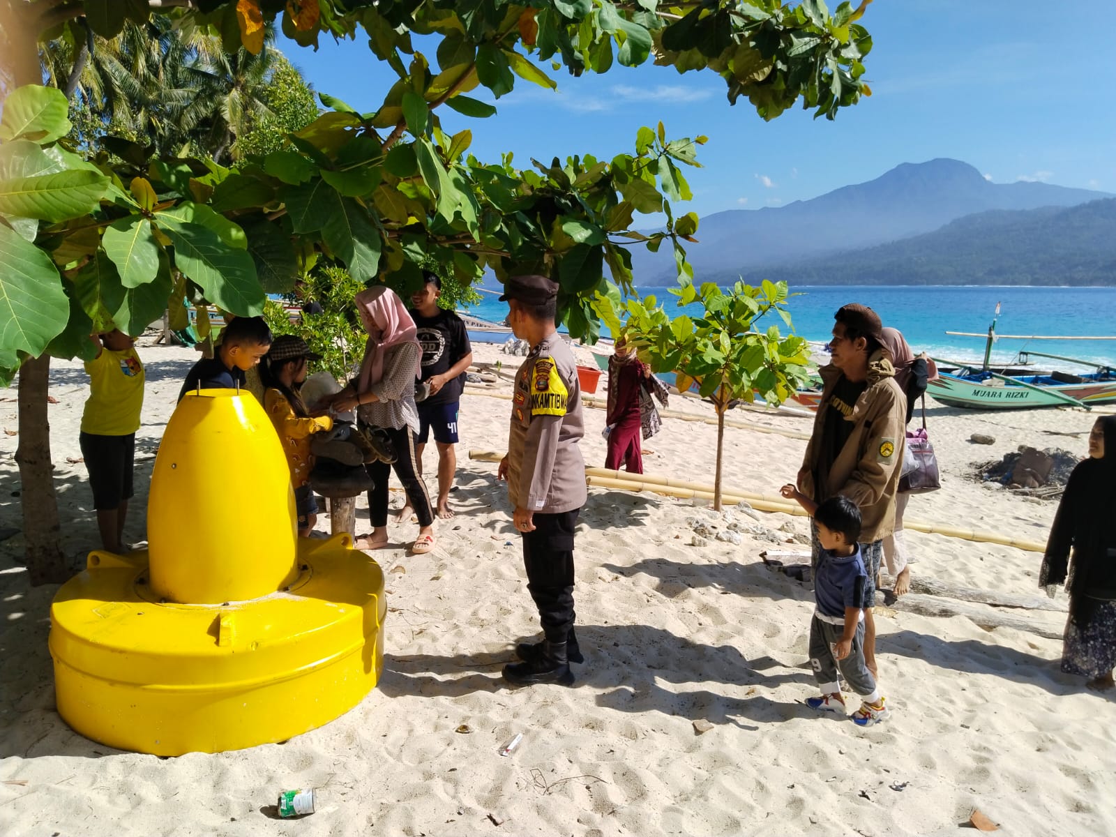 " Polres Pesisir Barat melaksanakan pengamanan objek wisata