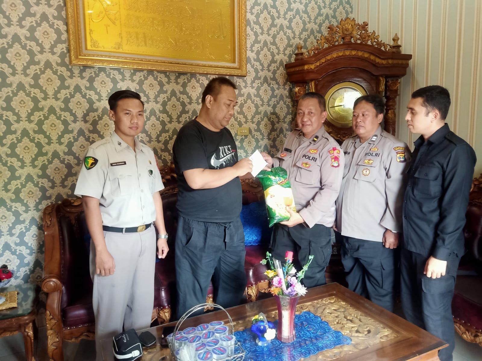 Wujud Kepedulian,Sie Dokkes Polresta Lakukan Home Visit Kepada Personel yang Sakit