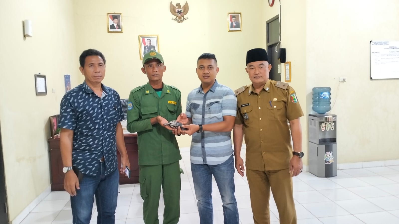 Dua Polsek Jajaran Polres Pesawaran Terima Penyerahan Senjata Api Rakitan Dari Warga