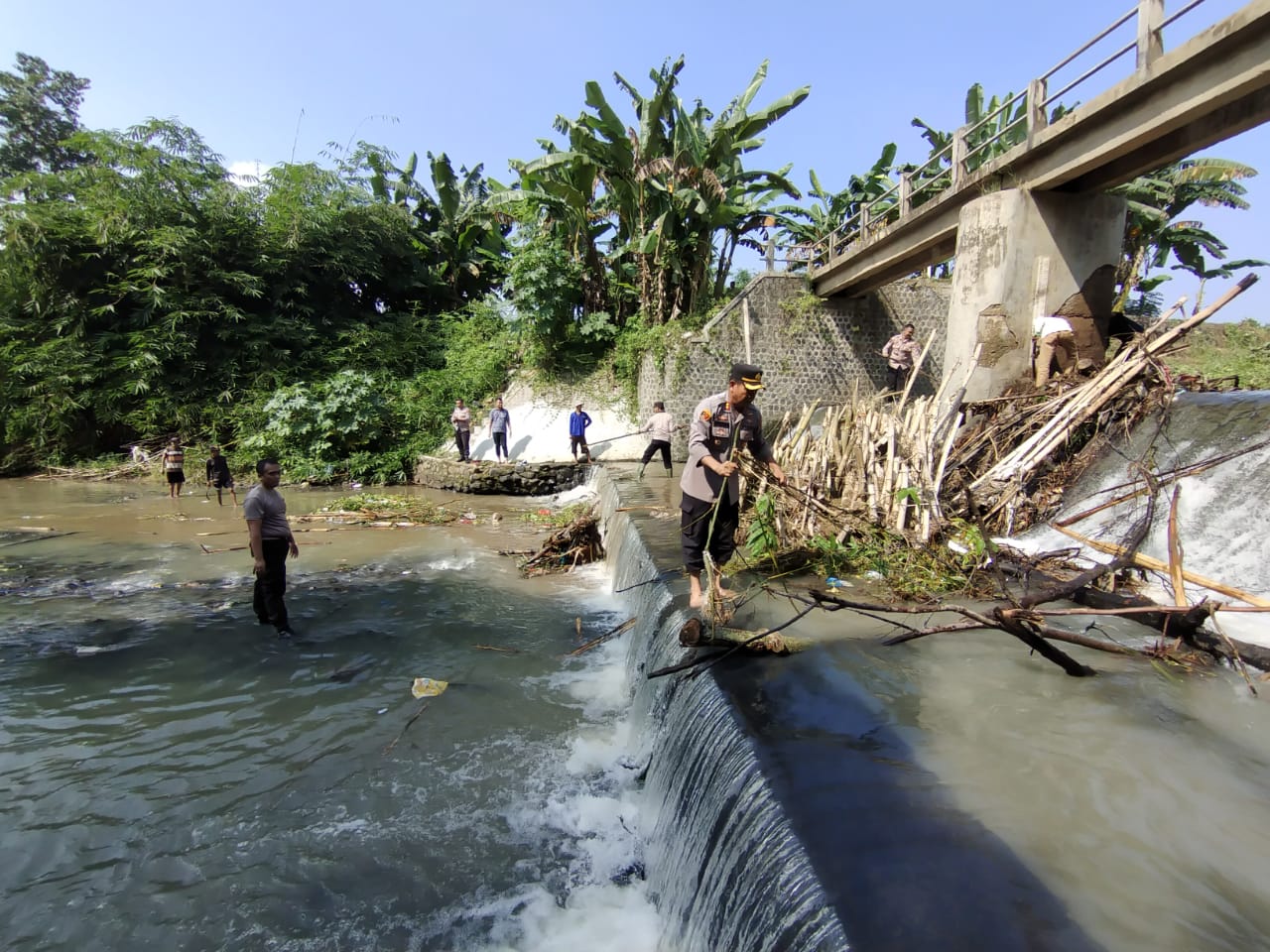 Polres Pesawaran Beserta Polsek Jajaran, Serentak Laksanakan Kegiatan Pembersihan Sungai