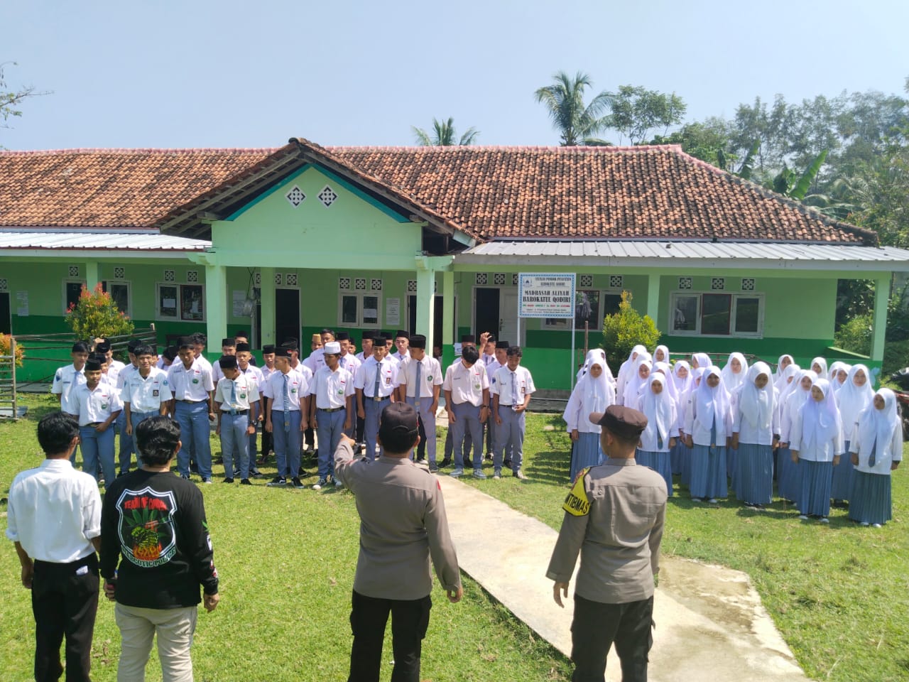 Polsek Pesisir Utara Sosialisasi Hidup Sehat Tanpa Narkotika Di Pondok Pesantren Barakatul Qodiri