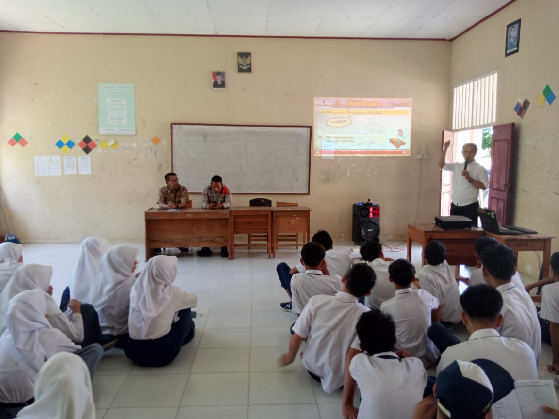 Sat Resnarkoba Polres Pesibar Memberi penyuluhan tentang Narkoba untuk Peserta Didik Baru di SMA N 1