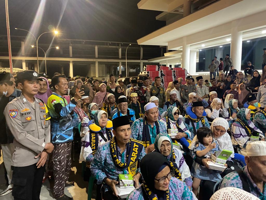 Polres Pesisir Barat melaksanakan Pengamanan kepulangan jamaah haji kabupaten Pesisir Barat
