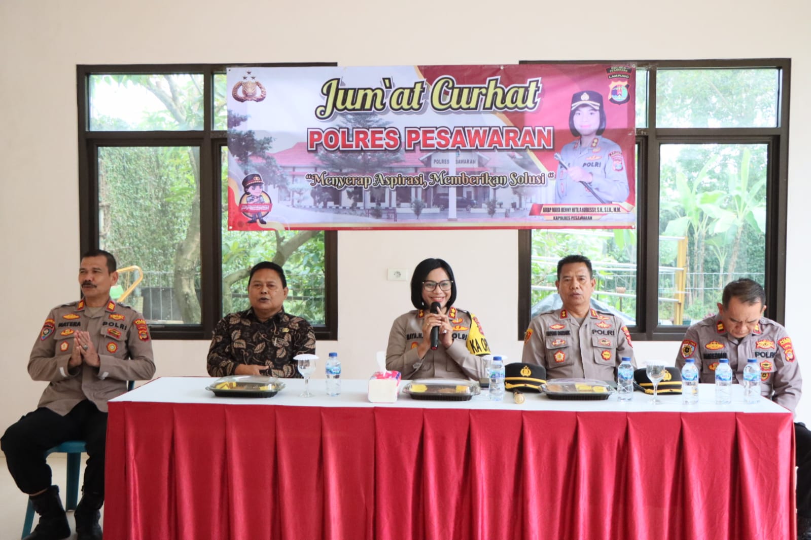Perdana.. Kapolres Pesawaran AKBP Maya Lakukan Jumat Curhat di Desa Wiyono Kab. Pesawaran