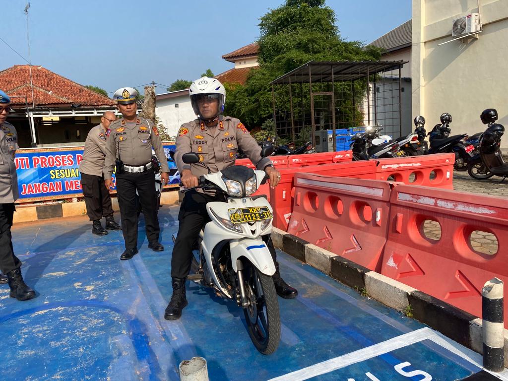 Kapolres Lampung Utara Uji Perdana Praktek SIM Baru