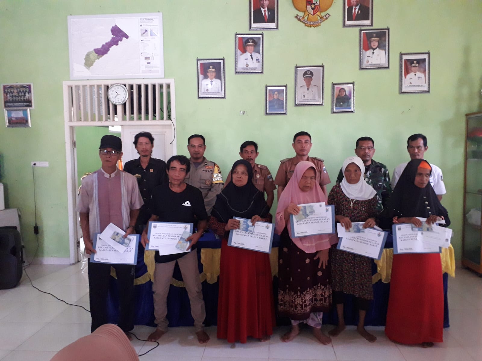 Pengamanan pembagian BLT (Bantuan Langsung Tunai) DD (Dana Desa) oleh bhabinkamtibmas