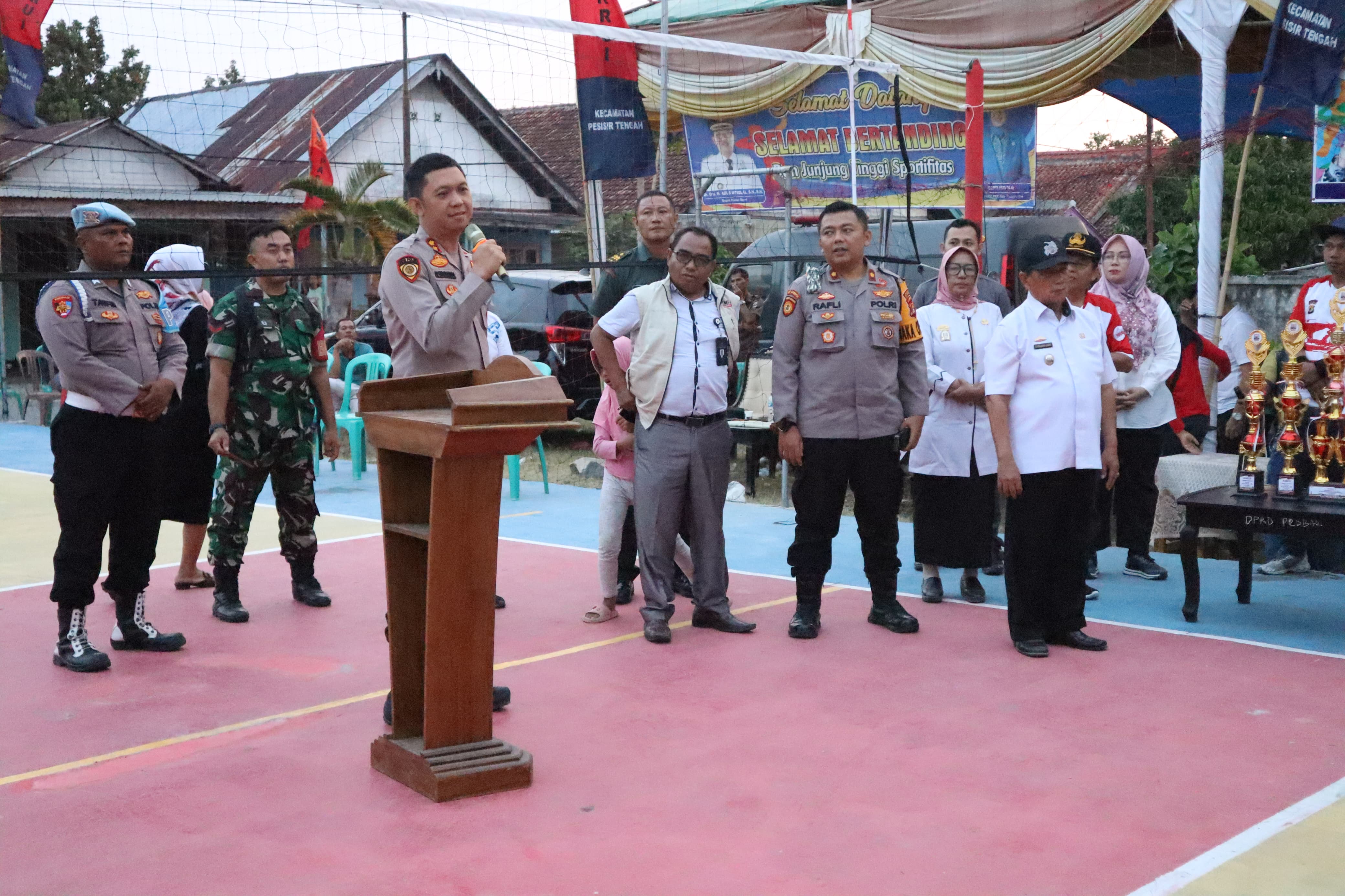 Kapolres pesisir barat berikan doorprize Juara 1 dan 2 tournamen bola voli piala bergilir bupati cup