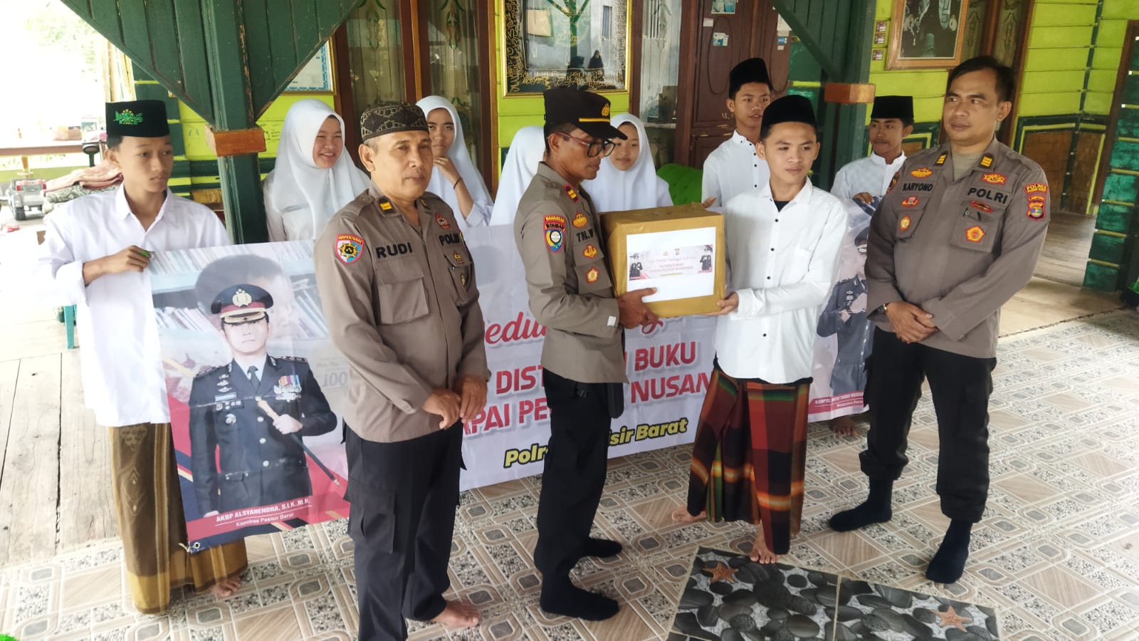 Polres pesisir barat mendistribusikan kitab suci Alquran ke ponpes miftahurrohman