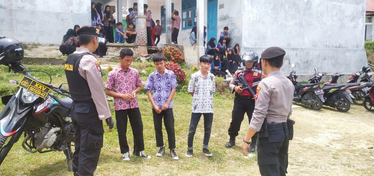 Satuan Samapta Polres Pesisir Barat sambangi   SMA Negeri 1 Karya Penggawa