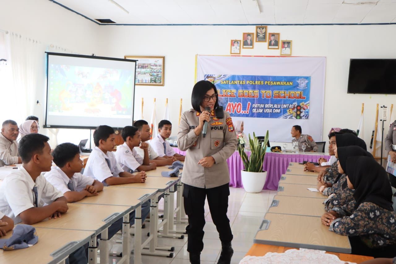 Tumbuhkan Kesadaran Keselamatan Berlalu Lintas di Kalangan Pelajar: Polres Pesawaran Gelar Program Police Goes To School