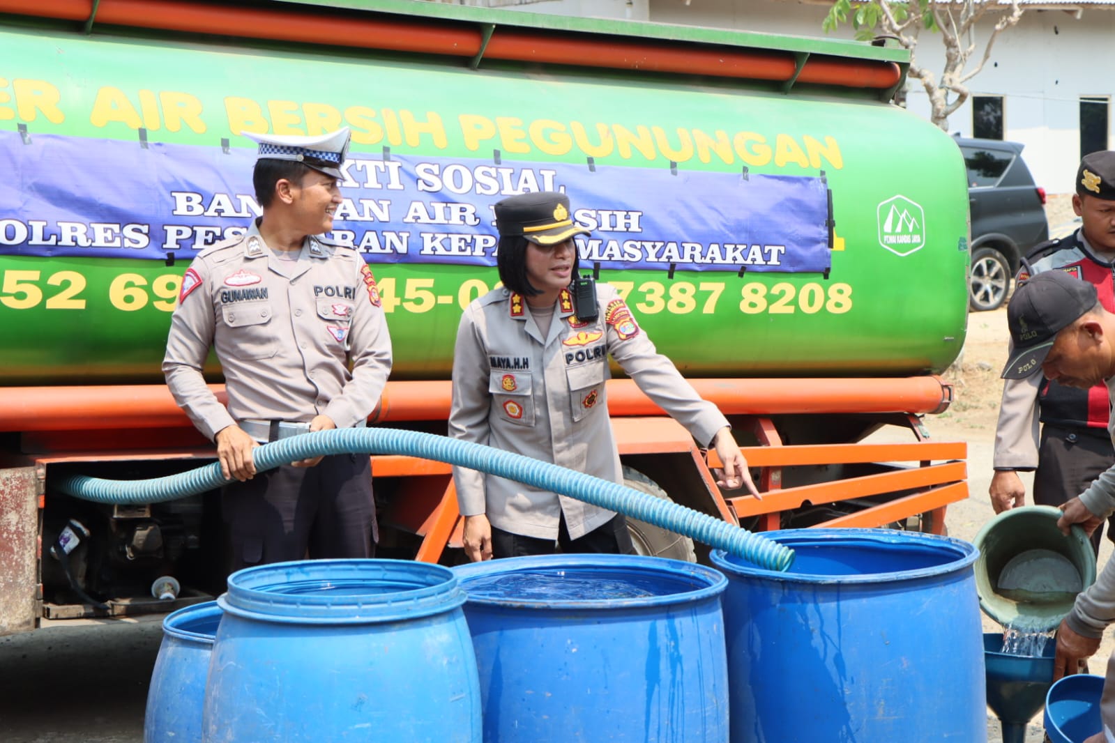Bantu Masyarakat Yang Terdampak Kekeringan, Kapolres Pesawaran Berikan Air Bersih