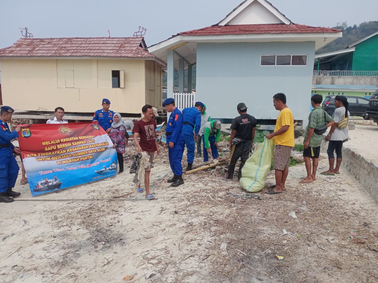 Pentingnya Melestarikan Alam Laut, Satpolairud Polres Pesawaran Melaksanakan Sapu Bersih Sampah Laut