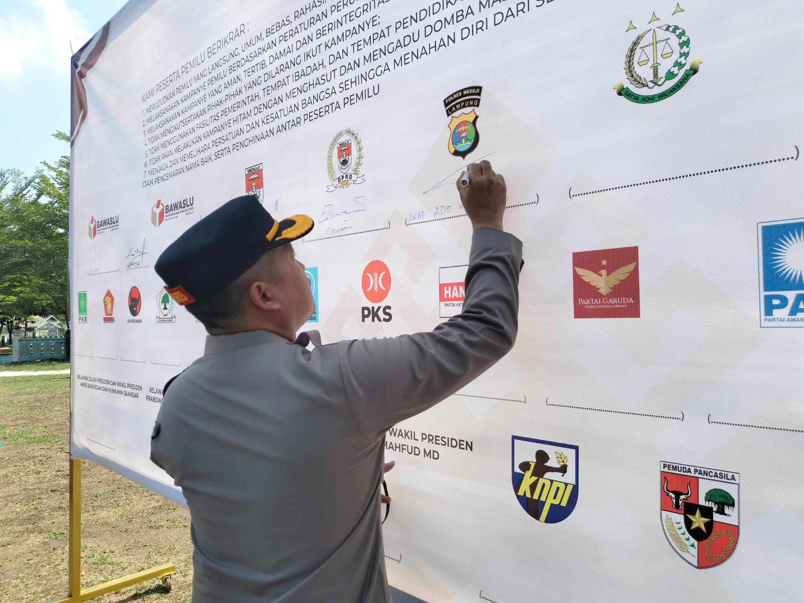 Polres Mesuji Bersama Bawaslu Mesuji Gelar Acara Deklarasi Damai Pemilu 2024 Di Lapangan Nusa Indah Brabasan