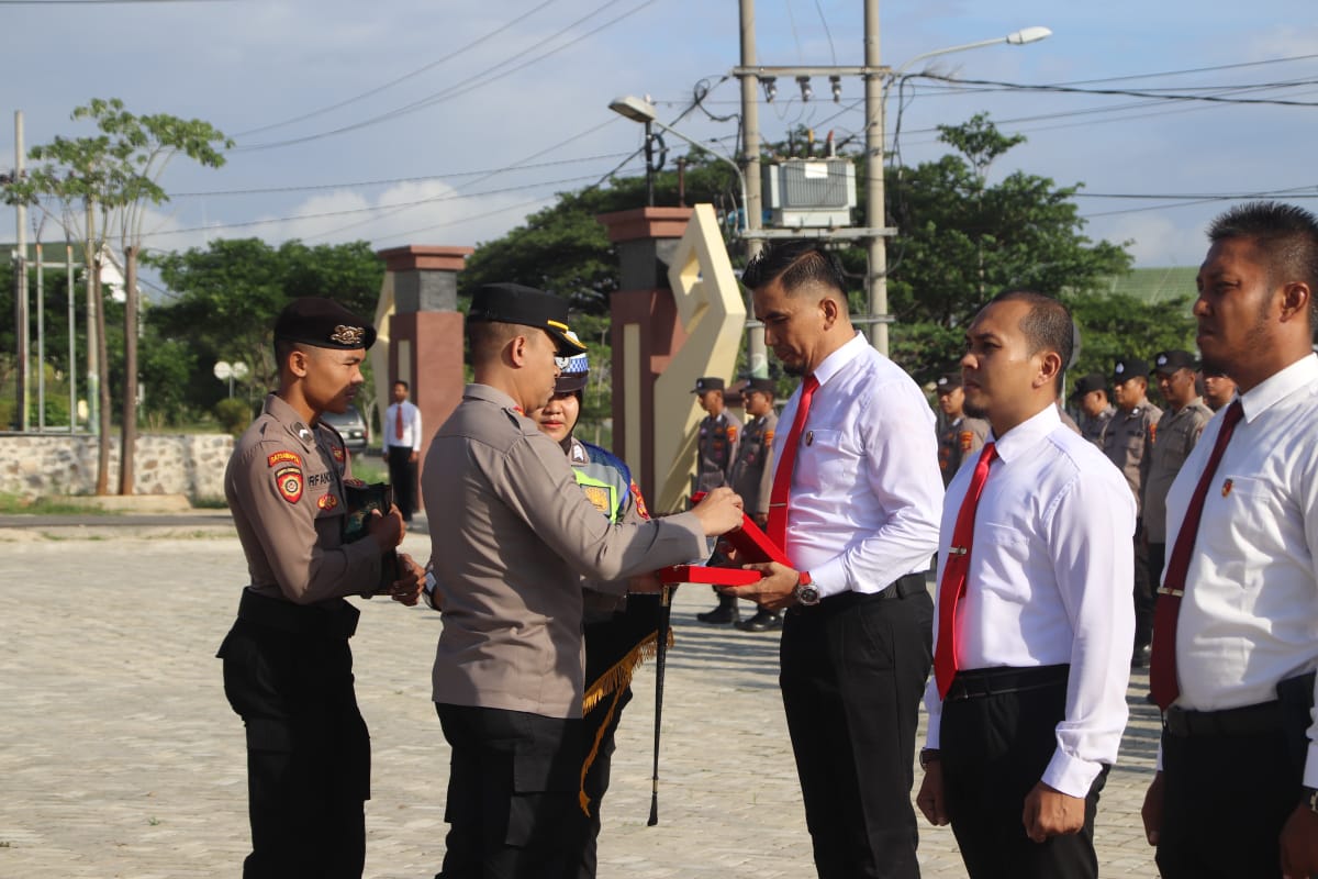 Aktif dalam Pengungkapan Kasus Kriminalitas, Delapan Anggota Polsek Pringsewu Kota Terima Penghargaan