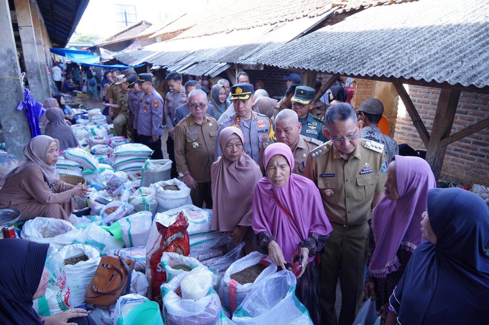 Jelang Pemilu 2024, Kapolres Pringsewu dan Forkopimda Lakukan Monitoring Stok dan Harga Bahan Pokok di Pasar Sukoharjo