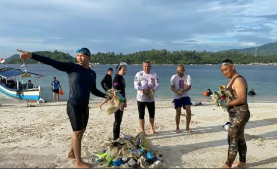 Personil Polda Lampung Peduli Terhadap Ekosistem Laut