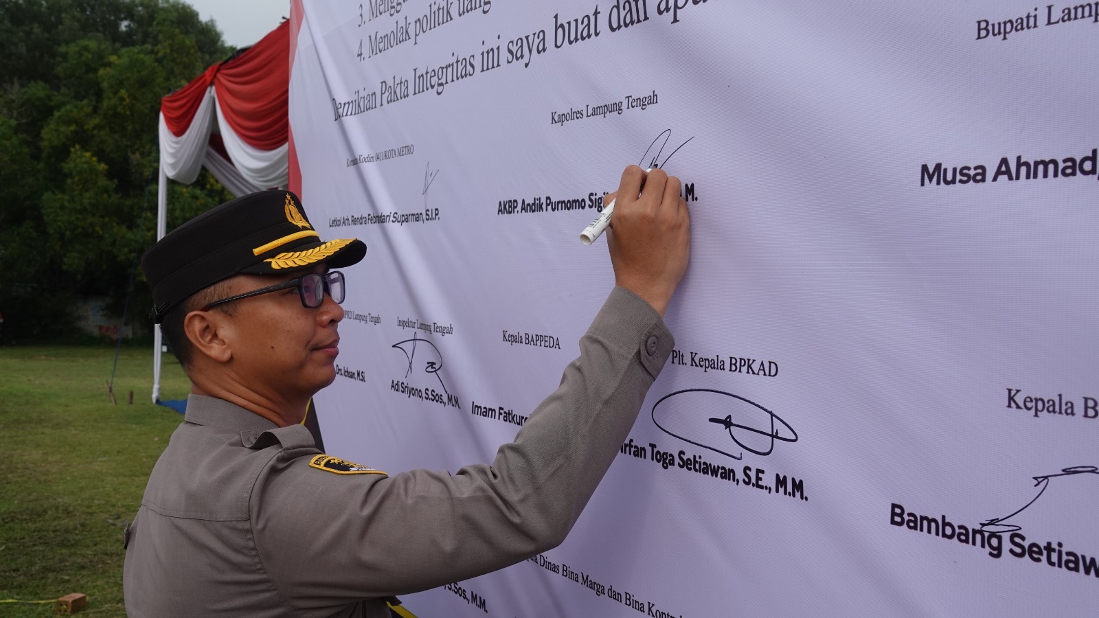 Kapolres Tulang Bawang Barat bersama Forkopimda Pimpin Upacara Bendera Hari Senin di SMP Negeri 6 Tulang Bawang Barat.