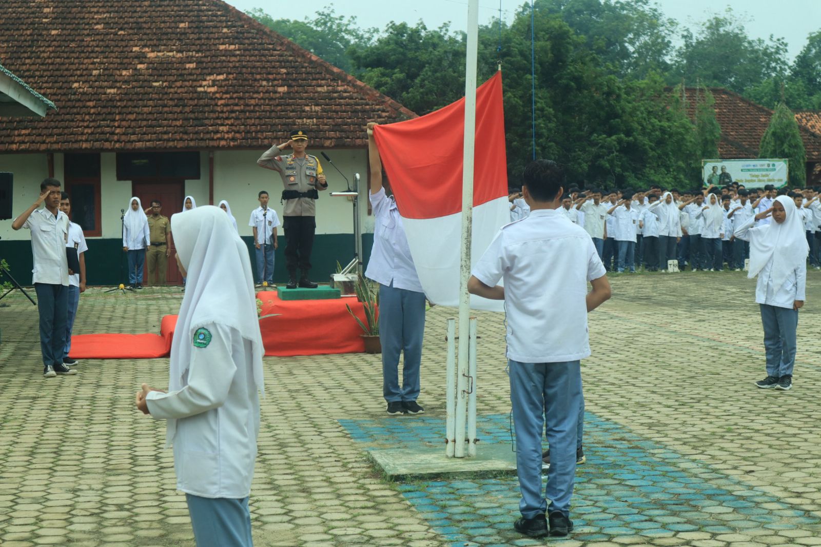 Cegah Bullying, Kapolres Tulang Bawang Barat dan PJU Pimpin Upacara di Sekolah-Sekolah
