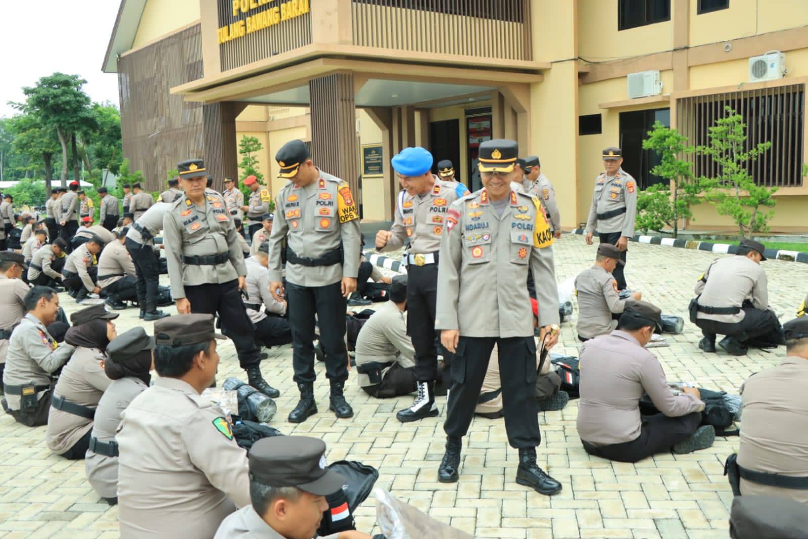 Kapolres Tulang Bawang Barat Memimpin Apel Kesiapan Personil Pengamanan TPS Pemilu 2024 dan Penyerahan Sarpras