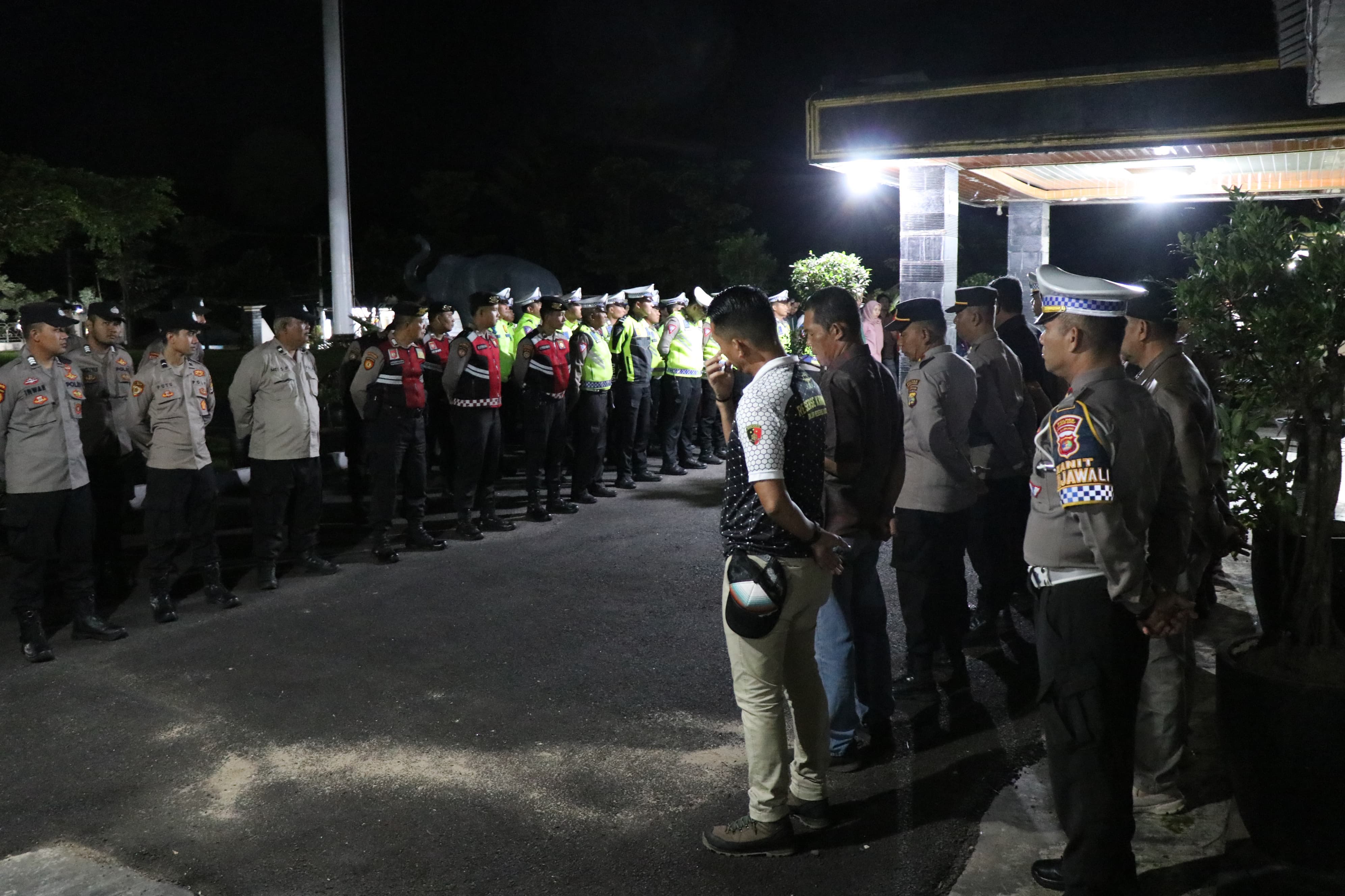 Ratusan Personel Polres Lampung Barat Apel Siaga Pengamanan Malam Takbir Idul Adha 1445H