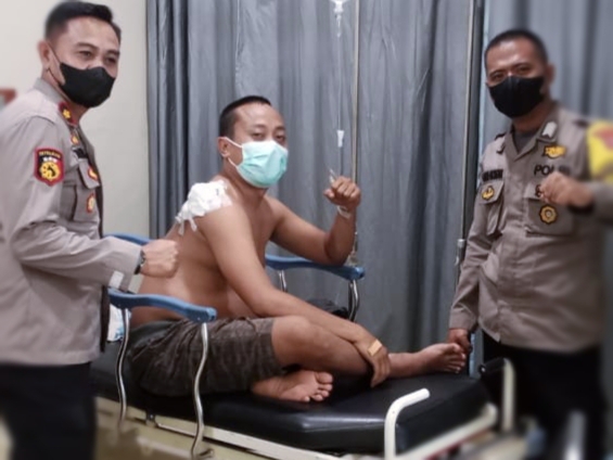 Respon Cepat, Kapolsek Teluk Betung Utara Sambangi Warga Gulak Galik Korban Penusukan