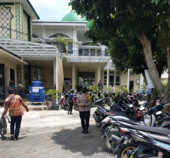 Jaga Kekhusyuk'an Solat Jumat, Polwan Polresta Bandar Lampung Laksanakan Pengamaman di Masjid