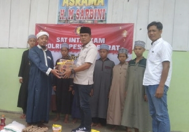 Polres Pesisir Barat berbagi