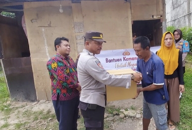 Wujudkan Polri hadir Bantu Masyarakat, Polsek Sukarame Bagikan Sembako