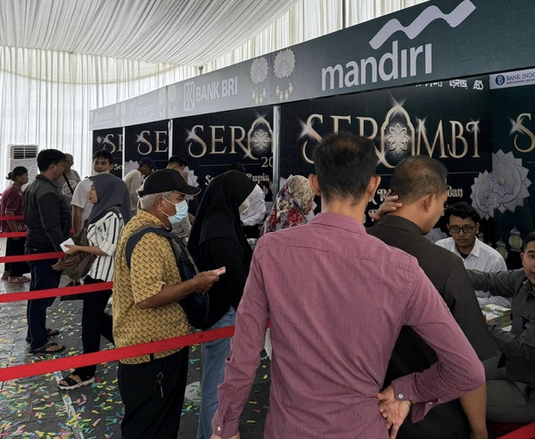 Masyarakat Antusias Tukar Uang Baru