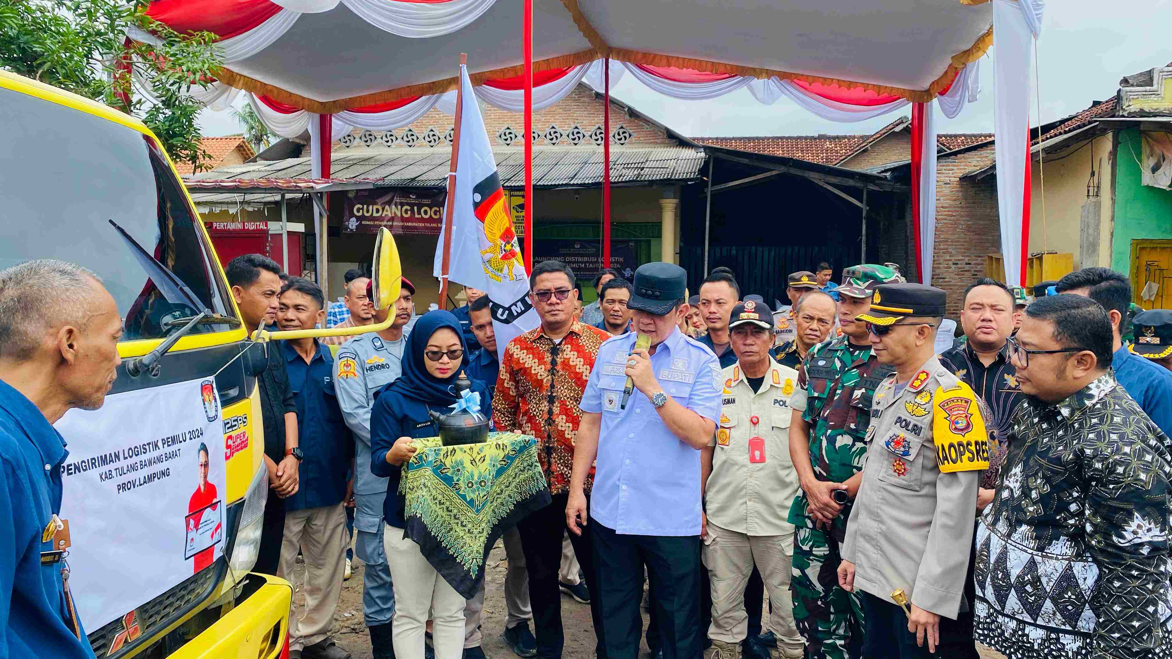 Kapolres Tulang Bawang Barat Hadiri Pelepasan Pendistribusian Logistik Pemilu Untuk Dapil 1