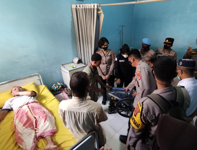 Polres Lampung Selatan beri bantuan Kursi roda untuk Sdr. Roby Novika