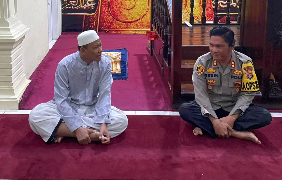 Kapolres Lampung Selatan AKBP Edwin, serap informasi melalui safari sholat subuh.
