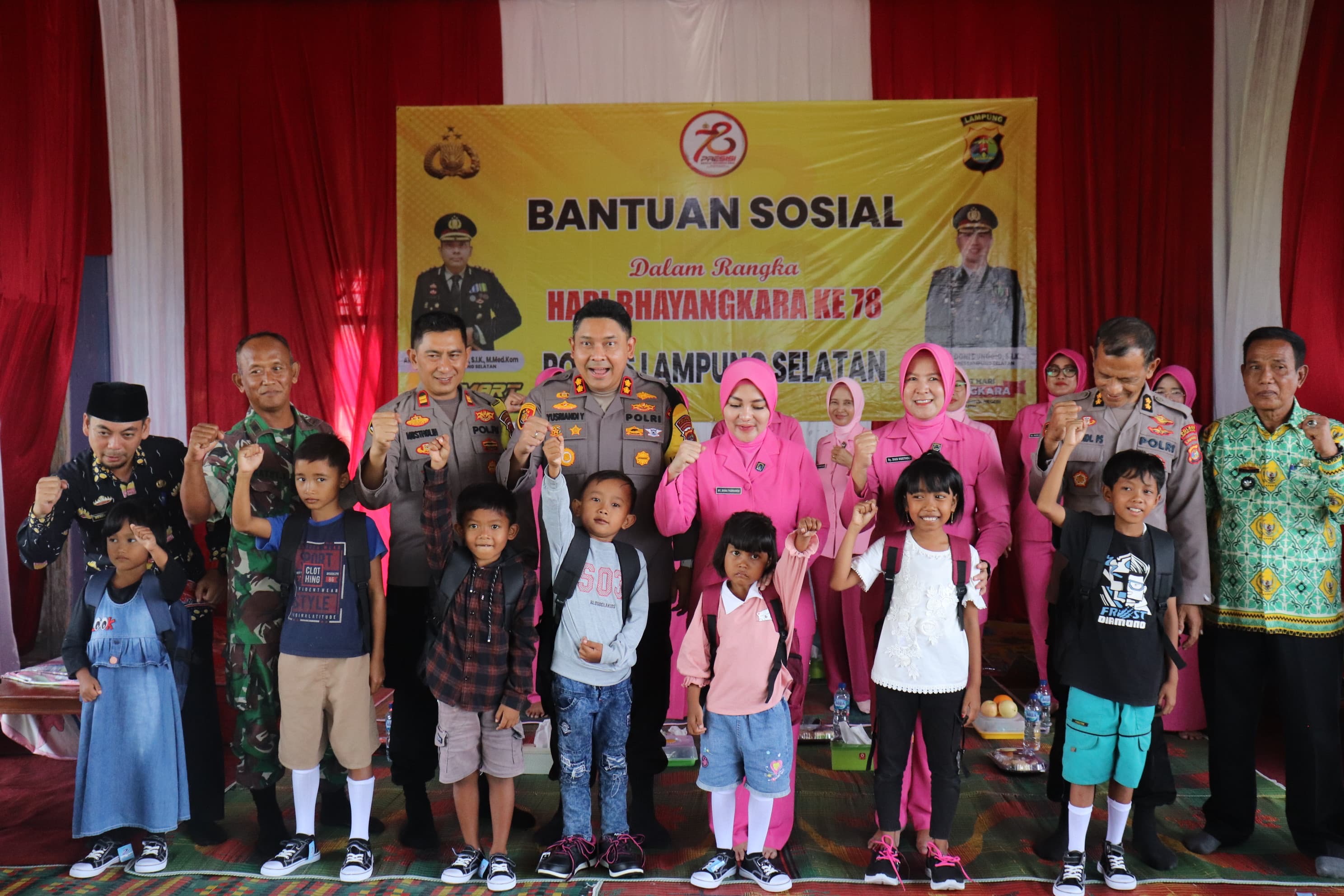 Hari Bhayangkara ke 78, anak – anak terima paket perlengkapan sekolah dari Kapolres Lamsel.