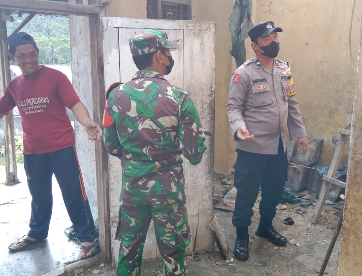 Polsek Penengahan, Koramil 421.03/penengahan dan Warga Bantu Bedah rumah Warga Kampung Jering