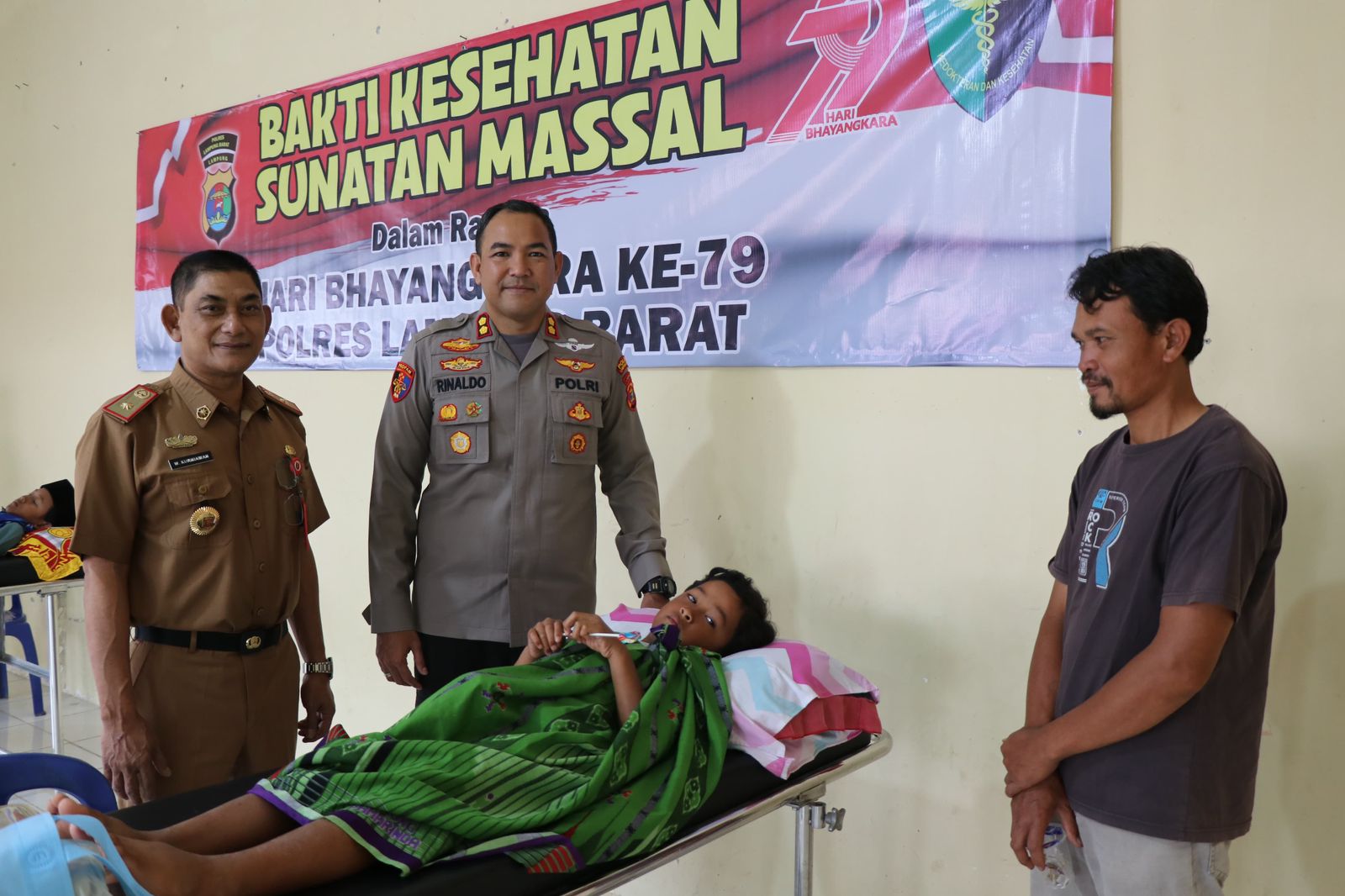 Polres Lampung Barat menggelar kegiatan bakti kesehatan sunatan massal