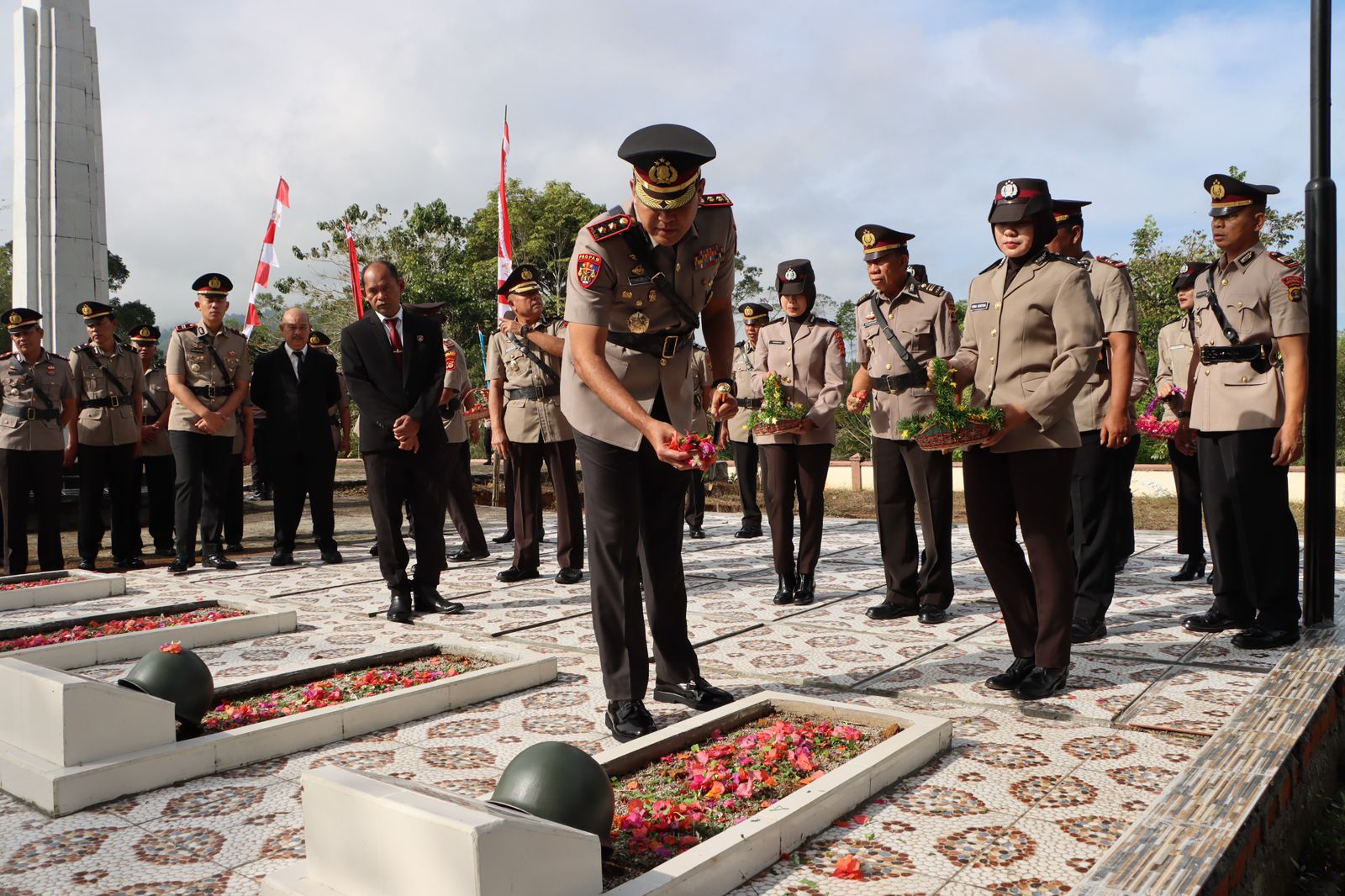 Polres Lampung Barat ,Ziarah dan Tabur Bunga ke Taman Makam Pahlawan dalam Rangka Hari Bhayangkara ke-79