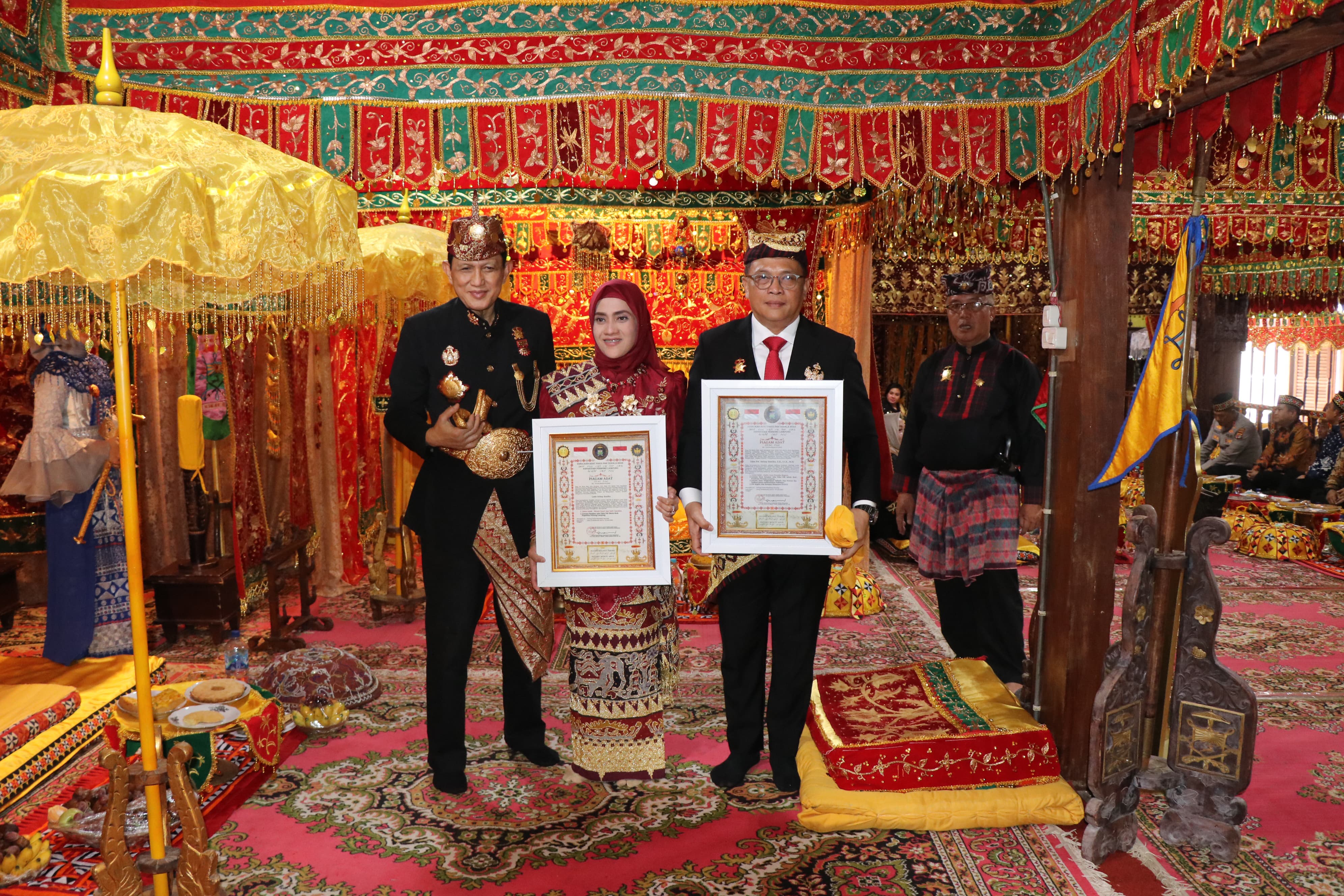 Kapolda Lampung Irjen Pol. Helmy Santika S.H., S.IK., M.Si Terima Gelar Adat.
