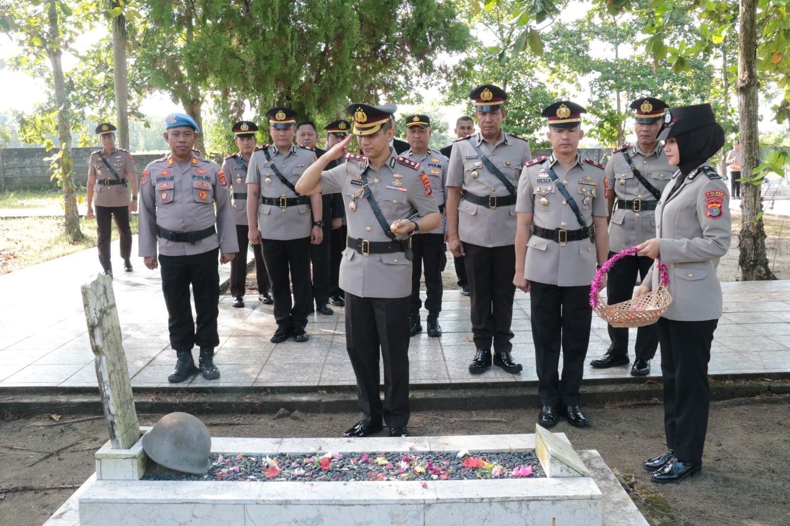 Ziarah dan Tabur Bunga di TMP Sambut Hari Bhayangkara Ke-79