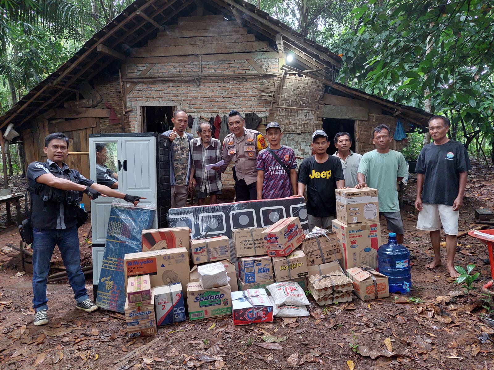 Polisi Penolong Masyarakat, Bripka Leonardo Kembali Bantu Masyarakat Yang Membutuhkan di Lampung Tengah