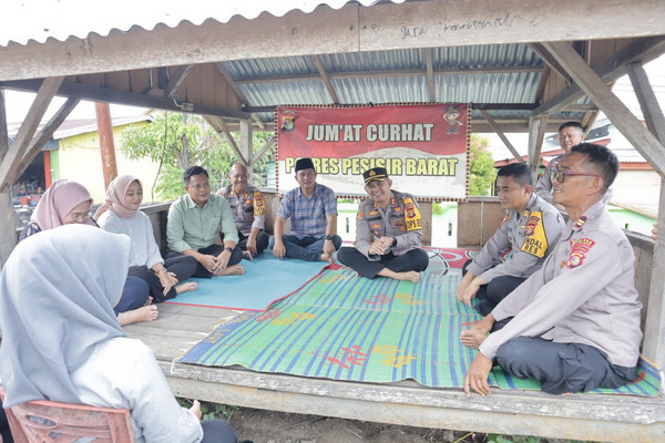 Jumat Curhat Kapolres Pesisir Barat bersama Masyarakat Kuala stabas
