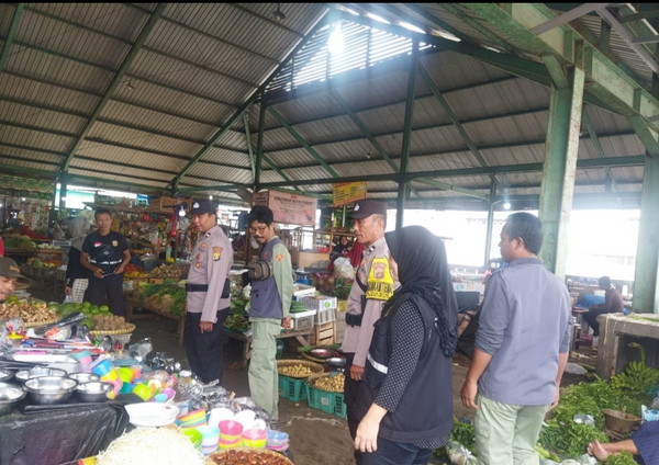 Cegah Aksi Kriminalitas, Polisi di Bandar Lampung Intensifkan Patroli Jalan Kaki di Pasar Tradisional