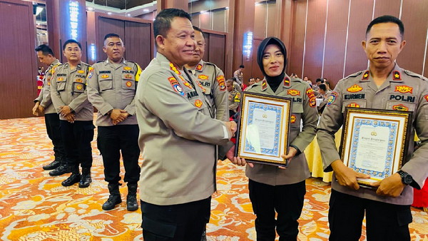 Sat Binmas Polres Metro terima dua penghargaan langsung dari Kapolda Lampung