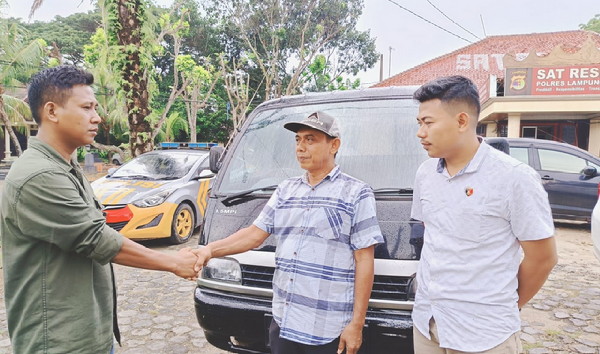 Polres Lampung Tengah Serahkan Mobil Pick Up Yang Di Curi Residivis Ke Pemiliknya