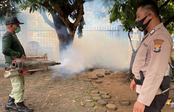 Cegah Penyebaran DBD, Polresta Bandar Lampung Lakukan Fogging Di Pemukiman Masyarakat