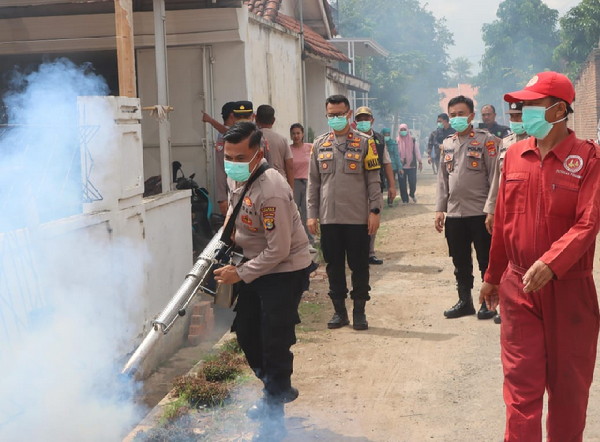 Cegah Penyebaran DBD, Polres Lampung Tengah Melaksanakan Fogging di Pemukiman Masyarakat