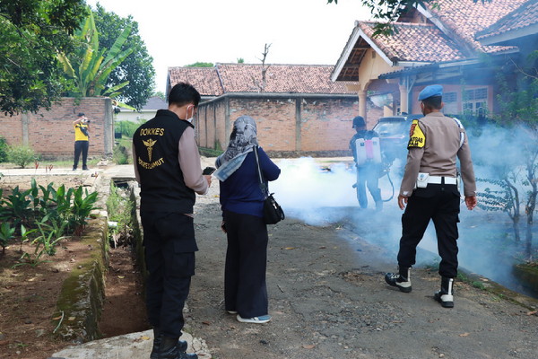 Cegah Penyebaran DBD, Polres Lampung Utara Lakukan Foging