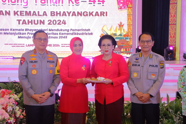 HUT ke-44 Yayasan Kemala Bhayangkari, Kapolda Lampung Fasilitasi Beasiswa Pendidikan