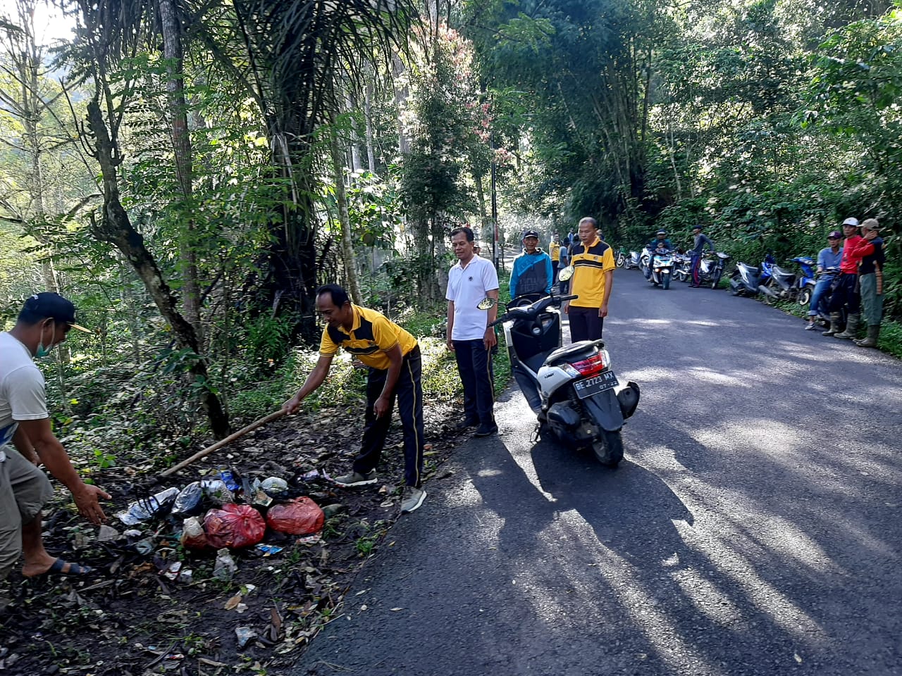 Kapolsek Sumber Jaya Bersama Masyarakat Gotong Royong Bersihkan Sampah
